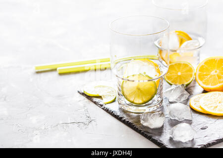 Leere Gläser auf einer Schiefertafel für Getränke. Stockfoto
