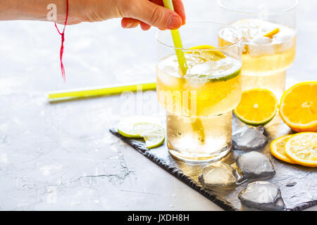 Hausgemachte citrus Limonade in Gläser mit Eis auf Schiefer. Stockfoto