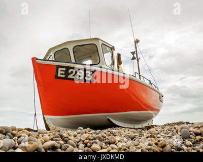 Angeln Boot gefeiert auf der einsamen Kiesstrand in Branscombe, Devon, England an einem stürmischen Tag im Juli 2017. Stockfoto