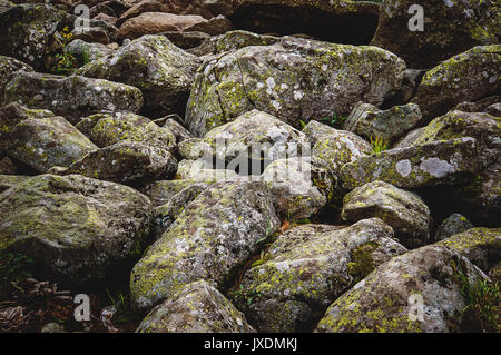 Textur Hintergrund, bestehend aus großen und kleinen Meer Steine Stockfoto