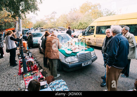 Tiflis, Georgien - Oktober 29, 2016: Shop Flohmarkt Antiquitäten alte Retro Vintage Sachen auf trockenen Brücke. Swap Meet in Tbilissi. Stockfoto