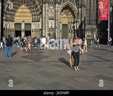 Zwei Mädchen unter selfie vor Kölner Dom Stockfoto