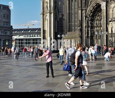 Mann unter selfie vor Kölner Dom Stockfoto