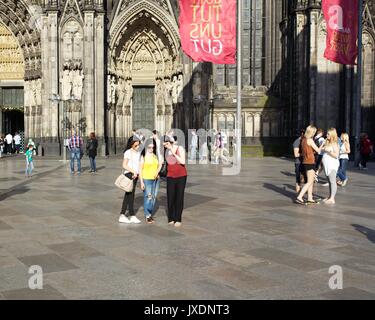 Drei asiatische Frauen, die ein selfie vor Kölner Dom Stockfoto