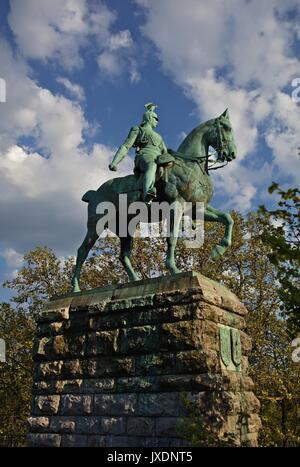 Statue von Kaiser Wilhelm II. am linken Ufer des Rheins und der Südseite der Hohenzollern Eisenbahnbrücke in Köln, Deutschland Stockfoto