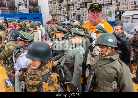 Militärische leben Action Figuren im Zweiten Weltkrieg Uniformen für Verkauf in Stand auf militaria Messe für WW2 Enthusiasten Stockfoto