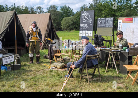 Re-enactors im Zweiten Weltkrieg Schlacht Kleider posiert in militärischen Re-enactment Feldlager mit WW2 militaria Messe Stockfoto