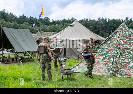 Re-enactors in US-Soldat Outfits im militärischen Bereich Lager während des Vietnam-Krieges Re-enactment auf militaria Messe Stockfoto