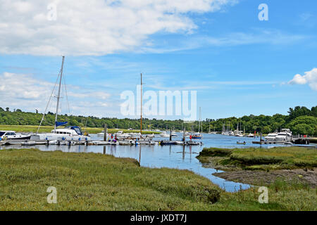 Yachten vor Anker entlang Beaulieu River in der Nähe von bucklers Hard, New Forest, England Stockfoto