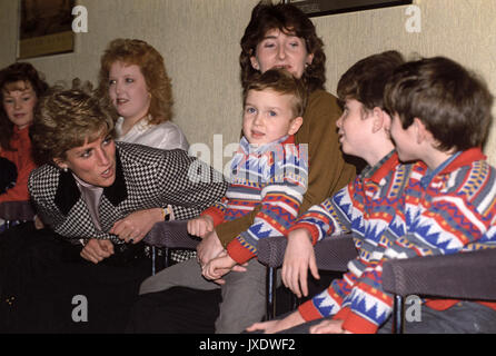 Diana, Prinzessin von Wales, Chats mit RAF-Frau Christine Johnson und ihre Kinder. Das Kind von Frau Johnston's Knie ist ihr Sohn, Tommy. Stockfoto