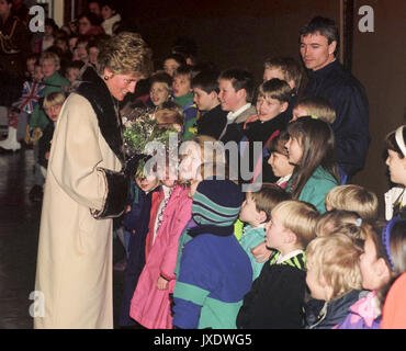 Diana, Prinzessin von Wales, Gespräche mit Jugendlichen - einige von deren Eltern dienen in den Golf - Bei einem Besuch in der deutschen Heimat der 7. und 22. gepanzerten Brigaden, in der Nähe von Hannover, Deutschland. Stockfoto