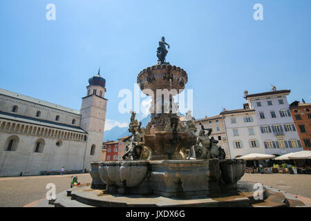 Neptunbrunnen (1767) und dem Dom auf der Piazza Duomo in Trient, Trentino, Italien Stockfoto