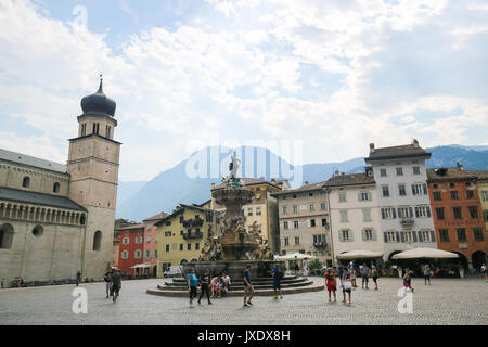 Neptunbrunnen (1767) und dem Dom auf der Piazza Duomo in Trient, Trentino, Italien Stockfoto