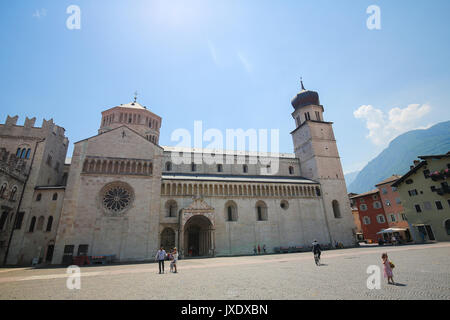 Die berühmte Kathedrale von St. Vigil auf dem Piazza Duomo in Trient, Trentino, Italien Stockfoto