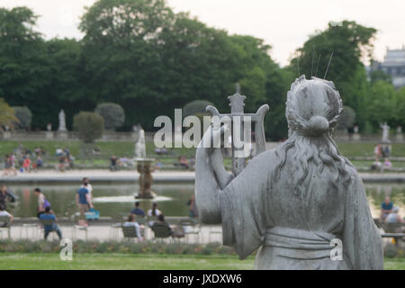 PARIS, Französisch - Juni 07, 2017: die Menschen den Tag in der Luxembourg Garten in Paris. Luxemburg Palace, die offizielle Residenz des Französischen Sena Stockfoto