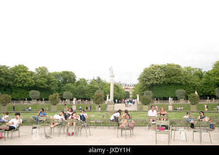 PARIS, Französisch - Juni 07, 2017: die Menschen den Tag in der Luxembourg Garten in Paris. Luxemburg Palace, die offizielle Residenz des Französischen Sena Stockfoto