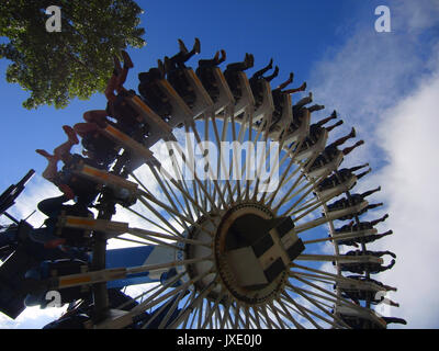 Viele Leute auf beängstigend Rundschreiben messe Fahrt mit Baum und blauer Himmel nur die Beine in den Himmel Stockfoto