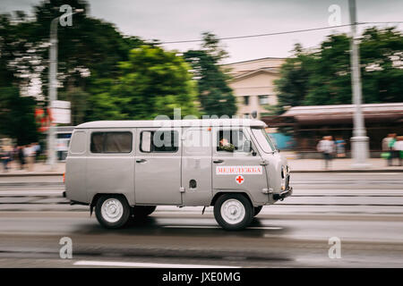 Minsk, Weißrussland - Juni 28, 2017: Sowjetische Rettungswagen Van UAZ Autos auf der Straße in einem Sommertag Stockfoto