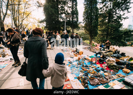 Tiflis, Georgien - Oktober 29, 2016: Shop Flohmarkt Antiquitäten alte Retro Vintage Sachen auf trockenen Brücke. Swap Meet in Tbilissi. Stockfoto