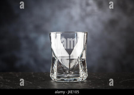 Leeres Glas auf dunklem Hintergrund Stockfoto
