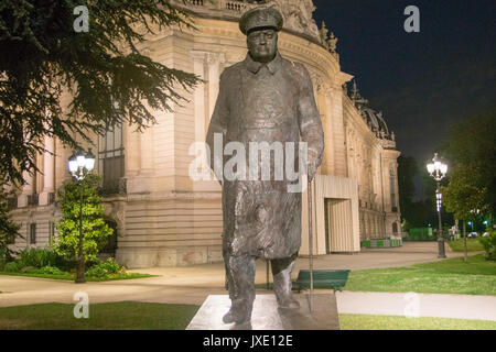 Statue von Winston Churchill in der Nähe von Petit Palais in Paris bei Nacht. Frankreich Stockfoto