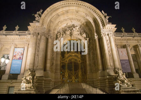 PARIS, Frankreich, 06. Juni, 2017: Der Haupteingang des Petit Palais in der Nacht. Paris, Frankreich Stockfoto