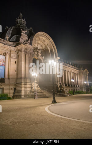 Der Haupteingang des Petit Palais in der Nacht. Paris, Frankreich Stockfoto