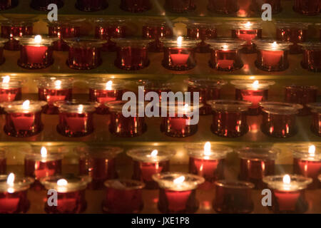 Kerzen wurden an der Kirche Notre Dame in Paris Frankreich beleuchtet Stockfoto