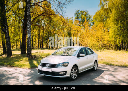 Gomel, Belarus - 14. Mai 2017: VW Volkswagen Polo Vento Limousine Parkplatz in der Nähe von Forest im sonnigen Sommertag. Stockfoto