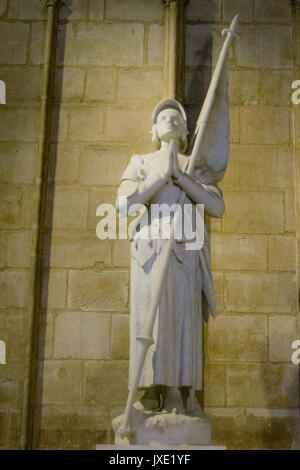 Statue des Heiligen. Jeanne d'Arc an der Kathedrale Notre Dame in Paris, Frankreich Stockfoto