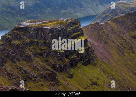 Majestic Mountain ridge und Plateau unterhalb der Munro peak Beinn Tarsuinn im Fisherfield Forest mit Rock und Heidekraut bewachsene Seiten Stockfoto