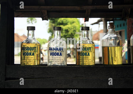 Bali, Indonesien - 18. September 2016: Illegale Benzin (Benzin) ist an der Seite der Straße in den Alten, aus recyceltem Glas Wodka Flaschen in Ubud, Bali verkauft, In Stockfoto