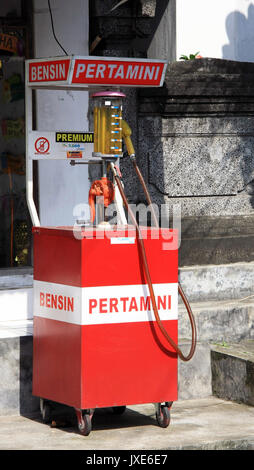 Kuta / Bali - 18. September 2016: Benzin Tankstelle in Bali - Motorrad Füllpumpe am Straßenrand Stockfoto