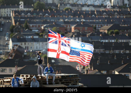 Flaggen auf einem Scheiterhaufen verbrannt werden, in der Bogside Bereich von Londonderry, die traditionell am 15. August torched ist ein katholischer Feiertag feiern die Himmelfahrt der Jungfrau Maria in den Himmel zu markieren, aber in der heutigen Zeit hat das Feuer ein Streitpunkt werden und mit anti-soziales Verhalten verbunden sind. Stockfoto