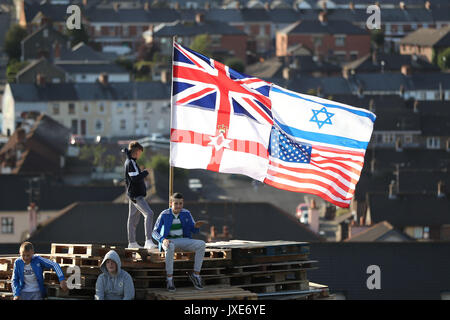 Flaggen auf einem Scheiterhaufen verbrannt werden, in der Bogside Bereich von Londonderry, die traditionell am 15. August torched ist ein katholischer Feiertag feiern die Himmelfahrt der Jungfrau Maria in den Himmel zu markieren, aber in der heutigen Zeit hat das Feuer ein Streitpunkt werden und mit anti-soziales Verhalten verbunden sind. Stockfoto