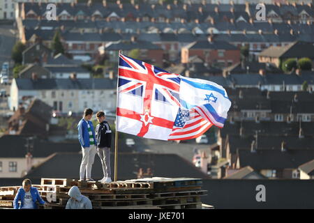 Flaggen auf einem Scheiterhaufen verbrannt werden, in der Bogside Bereich von Londonderry, die traditionell am 15. August torched ist ein katholischer Feiertag feiern die Himmelfahrt der Jungfrau Maria in den Himmel zu markieren, aber in der heutigen Zeit hat das Feuer ein Streitpunkt werden und mit anti-soziales Verhalten verbunden sind. Stockfoto