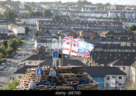 Flaggen auf einem Scheiterhaufen verbrannt werden, in der Bogside Bereich von Londonderry, die traditionell am 15. August torched ist ein katholischer Feiertag feiern die Himmelfahrt der Jungfrau Maria in den Himmel zu markieren, aber in der heutigen Zeit hat das Feuer ein Streitpunkt werden und mit anti-soziales Verhalten verbunden sind. Stockfoto