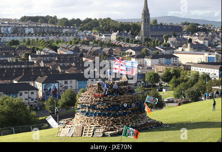 Flaggen auf einem Scheiterhaufen verbrannt werden, in der Bogside Bereich von Londonderry, die traditionell am 15. August torched ist ein katholischer Feiertag feiern die Himmelfahrt der Jungfrau Maria in den Himmel zu markieren, aber in der heutigen Zeit hat das Feuer ein Streitpunkt werden und mit anti-soziales Verhalten verbunden sind. Stockfoto