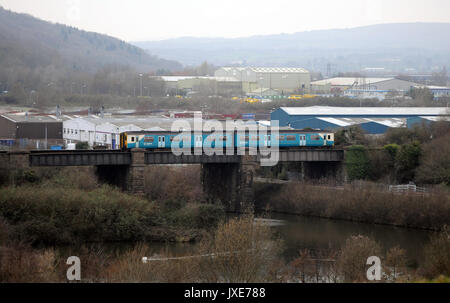 Klasse 150/2 D.M.U. Überquerung des Flusses Ely an Leckwith, Cardiff. Stockfoto