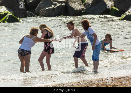 West Bay, Dorset, Großbritannien. 15 August, 2017. UK Wetter: Urlauber und Einheimische genießen Sie einen heißen sonnigen Nachmittag, Sonnenbaden und Schwimmen am Strand von West Bay. Foto Credit: Guy Corbishley/Alamy leben Nachrichten Stockfoto