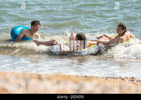 West Bay, Dorset, Großbritannien. 15 August, 2017. UK Wetter: Urlauber und Einheimische genießen Sie einen heißen sonnigen Nachmittag, Sonnenbaden und Schwimmen am Strand von West Bay. Foto Credit: Guy Corbishley/Alamy leben Nachrichten Stockfoto