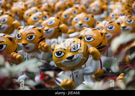 Kuala Lumpur, Kuala Lumpur, Malaysia. 15 Aug, 2017. Hundert von RIMAU (die Malaiische Tiger, offizielles Maskottchen von 29 MEER SPIELE) Skulpturen sind an der Außenseite der Publika Shopping Complex in Kuala Lumpur, Malaysia, am 15. August 2017 angezeigt. 2017 Southeast Asian Games, offiziell als die 29. Südostasiatischen Spiele und allgemein als Kuala Lumpur 2017 Bekannt ist ein Südostasiatischer Multi-sport-Veranstaltung, die in Kuala Lumpur, Malaysia findet vom 19. bis 30. August 2017. Alle 11 Mitglieder der Southeast Asian Games Federation sind Brunei, Indonesien, Kambodscha, Laos, Malaysia, Myanmar, Philippinen, Stockfoto