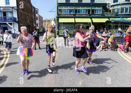 Allsorts Morris Männer und Frauen tanzen im hellen Sonnenschein an der Promenade während der broadstairs Folk Woche. Allsorts aus verschiedenen Morris Dance Teams, also Kostüme abwechslungsreich. Stockfoto