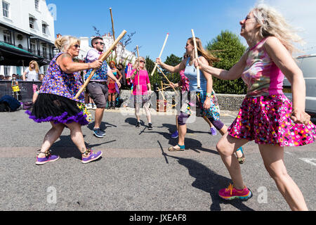 Allsorts Morris Männer und Frauen tanzen im hellen Sonnenschein an der Promenade während der broadstairs Folk Woche. Allsorts aus verschiedenen Morris Dance Teams, also Kostüme abwechslungsreich. Stockfoto