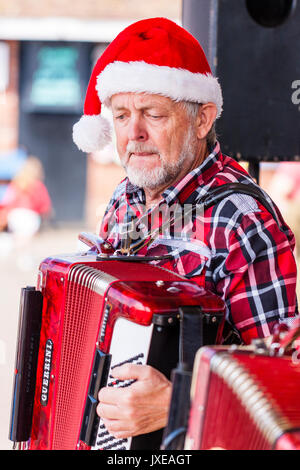 England, Broadstairs folk Woche. Akkordeon spieler aus der Folk Band Stowfolk. Mit Bart und das Tragen einer Mütze, während der Wiedergabe eines roten Akkordeon. Stockfoto