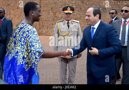 Kigali, Ruanda. 15 Aug, 2017. Ägyptischen Präsidenten Abdel Fattah al-Sisi besucht die Gedenkstätte in Kigali Kigali Völkermord am 15. August 2017, kurz nach seiner Ankunft zu einem Besuch ein. Der ägyptische Präsident zahlt einen zweitägigen Besuch in Ruanda: Der ägyptische Präsident Büro/APA-Images/ZUMA Draht/Alamy leben Nachrichten Stockfoto