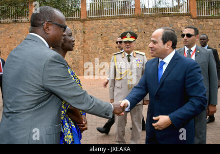 Kigali, Ruanda. 15 Aug, 2017. Ägyptischen Präsidenten Abdel Fattah al-Sisi besucht die Gedenkstätte in Kigali Kigali Völkermord am 15. August 2017, kurz nach seiner Ankunft zu einem Besuch ein. Der ägyptische Präsident zahlt einen zweitägigen Besuch in Ruanda: Der ägyptische Präsident Büro/APA-Images/ZUMA Draht/Alamy leben Nachrichten Stockfoto