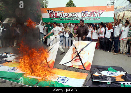 Mitglieder des Jugendforums für Kaschmir halten einen Protest Demonstration wie Sie schwarzer Tag anlässlich der Tag der Unabhängigkeit Indiens sind die Kennzeichnung, die in Lahore Press Club am Dienstag, 15. August 2017. Stockfoto