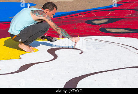 Bournemouth, Dorset, Großbritannien. 15 Aug, 2017. Große Kunstwerke von Spiderman Holding ein Eis nimmt Gestalt an Pier Ansatz, der durch Ambassadeur Kunst organisiert und zieht die Aufmerksamkeit der Besucher. Mann Malerei Spidermans Eis. Credit: Carolyn Jenkins/Alamy leben Nachrichten Stockfoto