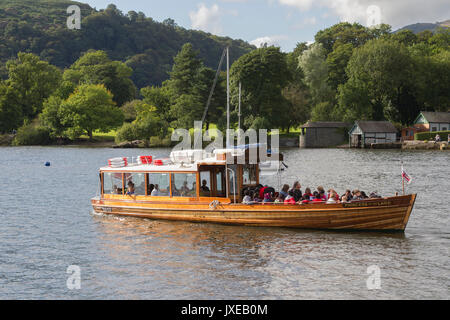 Cumbria, Großbritannien. 15 Aug, 2017. Sonnigen Tag am Lake Windermere in Ambleside Waterhead. Jeder macht das Beste aus der Sonne vor das Wetter morgen Credit Pausen: Gordon Shoosmith/Alamy leben Nachrichten Stockfoto